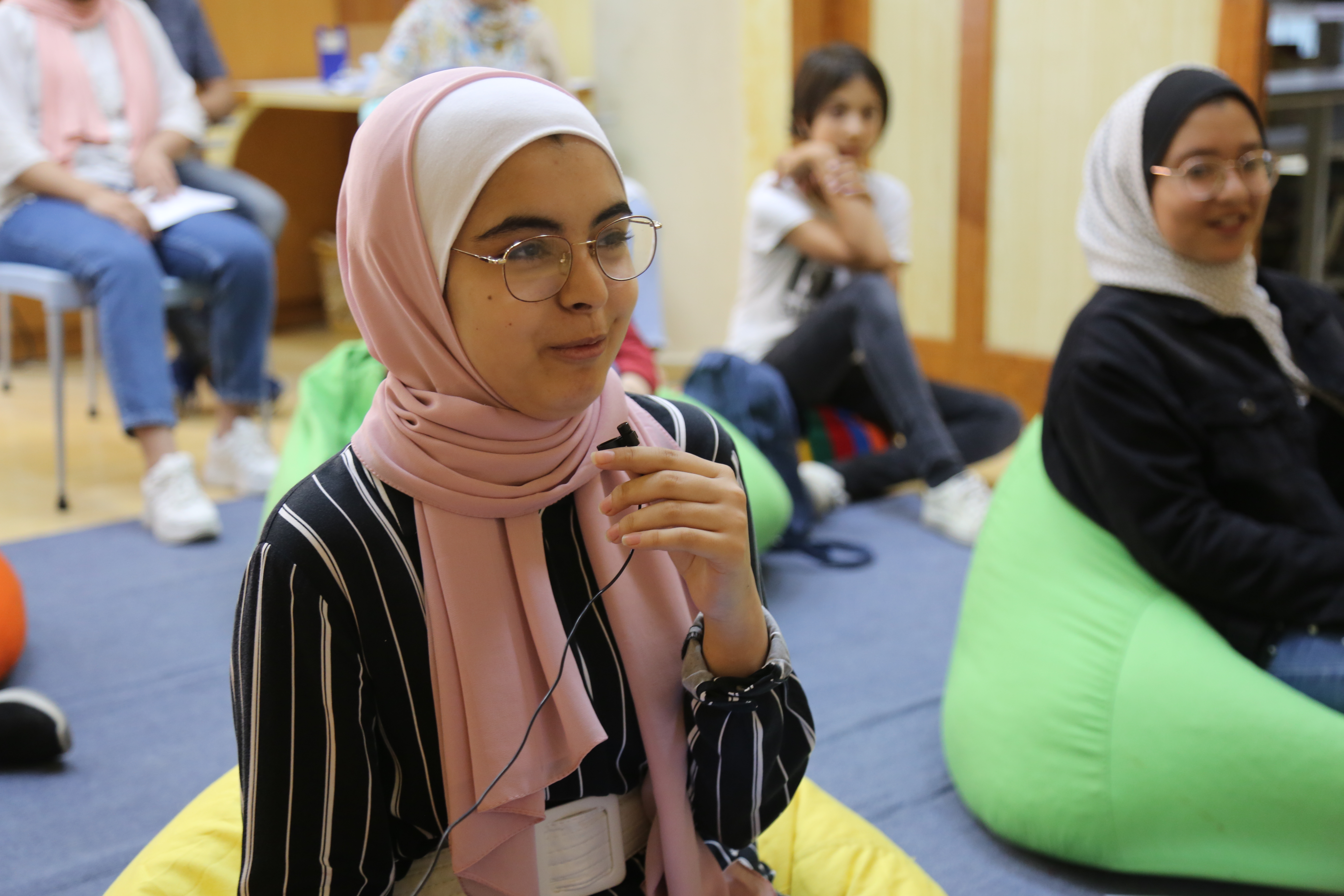 الطفلة بتول أبو عقلين خلال مشاركتها في فعاليات نادي بيت الأدب بمركز الطفل-غزة